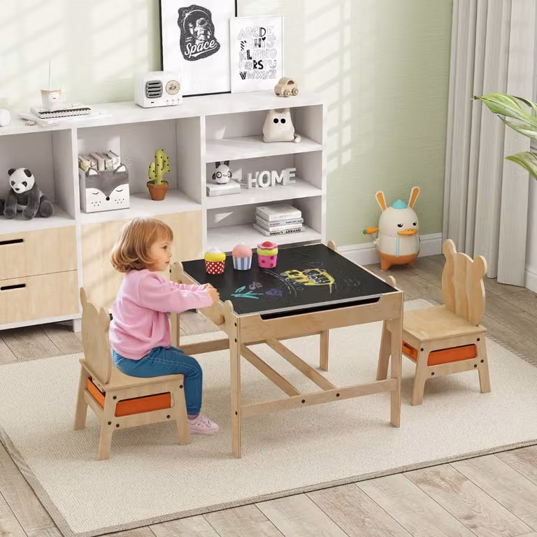 Set tavolo e sedie per bambini Costway in legno naturale con lavagna reversibile bianca e nera