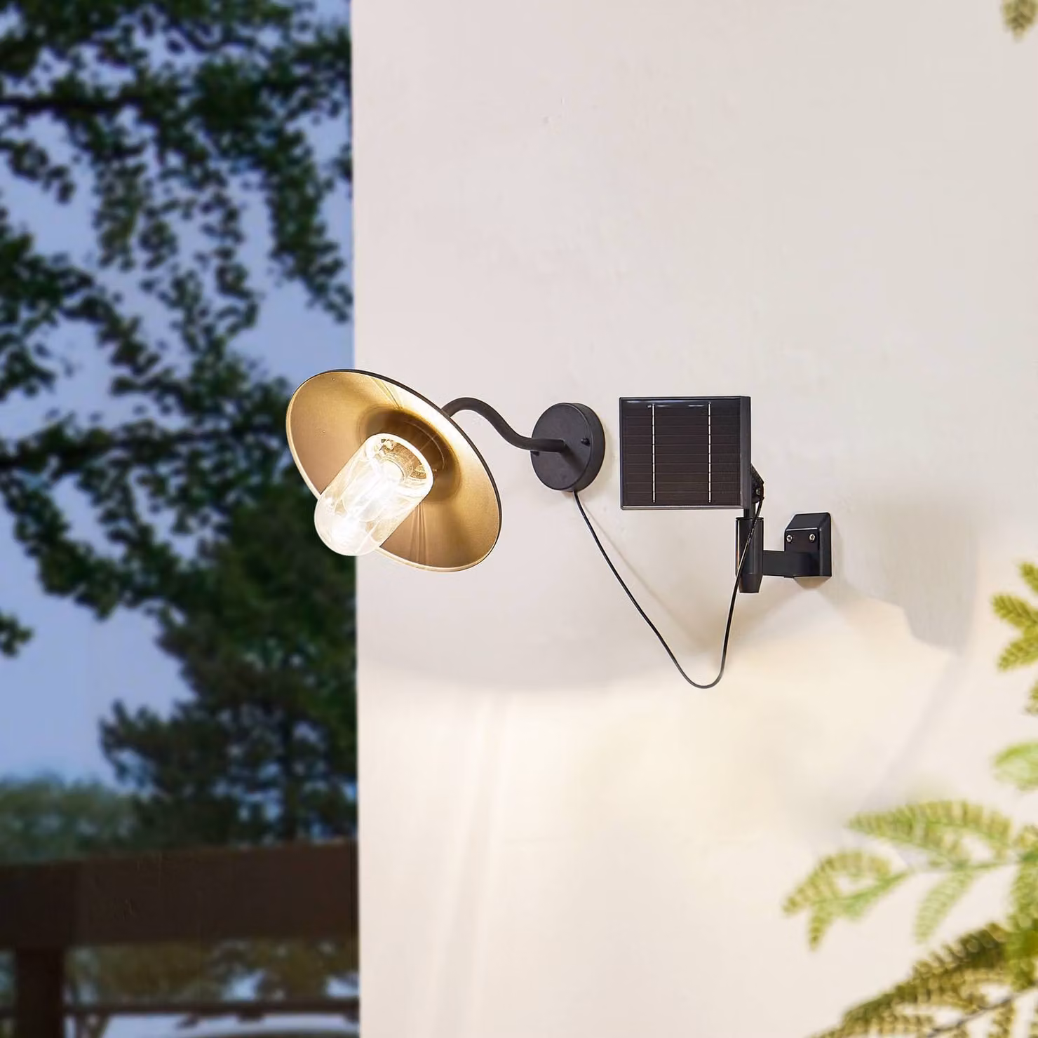 Lindby Lampada da parete solare a LED Virane, nera, alluminio Virane, Nero, Alluminio, Moderno, Lampada solare da esterni