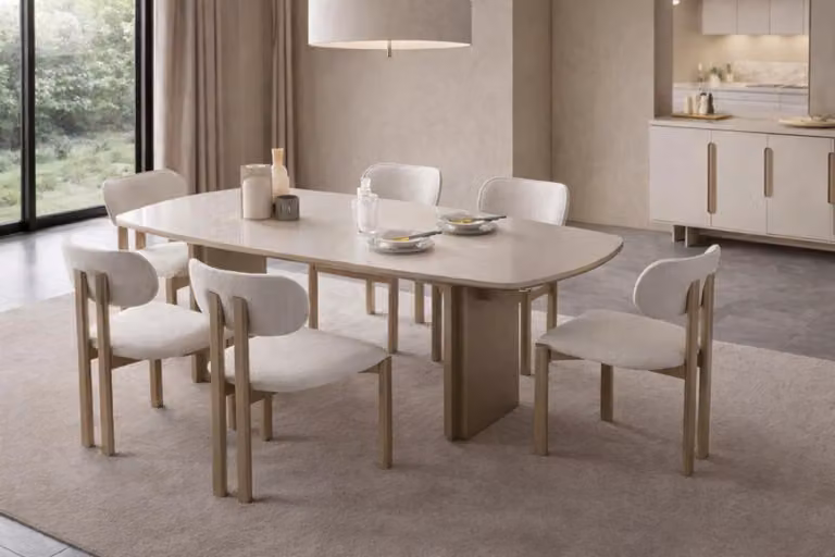 Set da pranzo beige: grande tavolo da pranzo, sedie imbottite, mobili da sala da pranzo