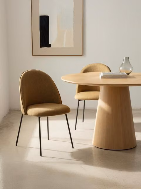 Sedia imbottita Tall color terra Kenay Home con struttura in metallo e rivestimento in tessuto marrone