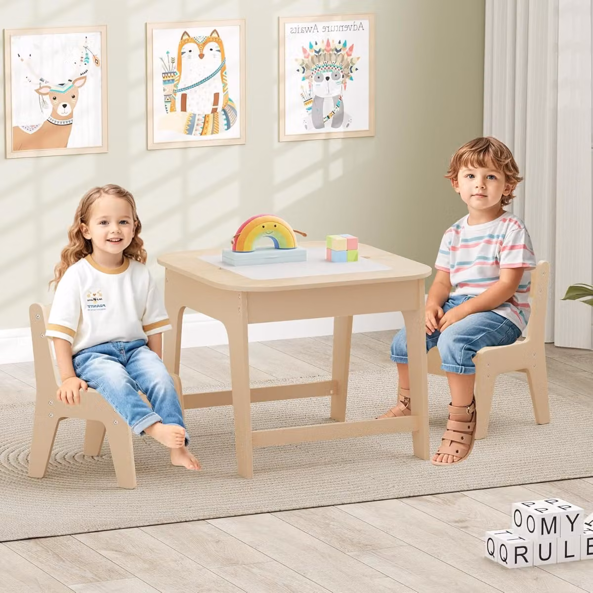 Set tavolo e sedie per bambini Costway 3 in 1 con cavalletto lavagna reversibile beige e marrone