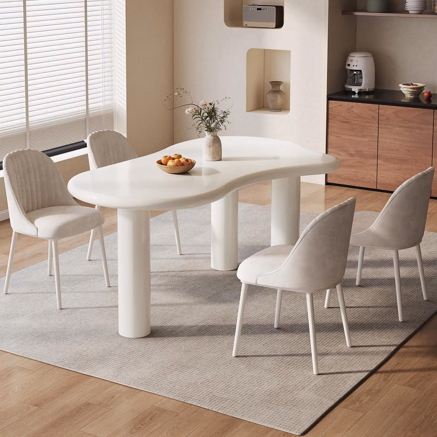 Set tavolo da pranzo per 4 persone, bianco, con sedie imbottite, salvaspazio e dal design minimalista