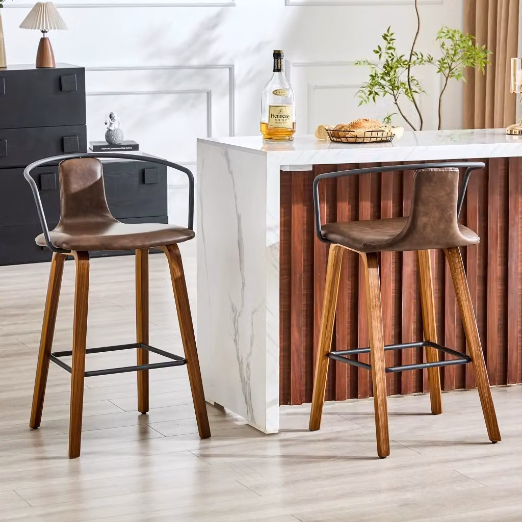 Set da 2 sgabelli da bar REDOM in stile scandinavo con braccioli, seduta in ecopelle marrone e struttura in legno e metallo, seduta 42 cm – 2