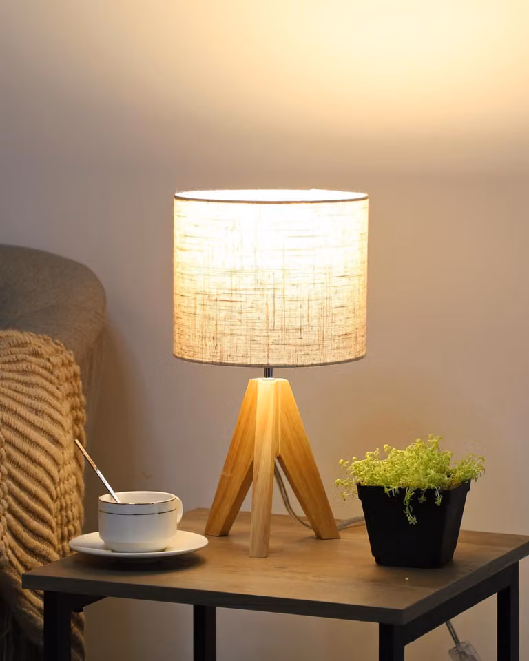 Lampada da comodino, lampada da tavolo, legno, attacco E27, stile vintage, design rustico con treppiede