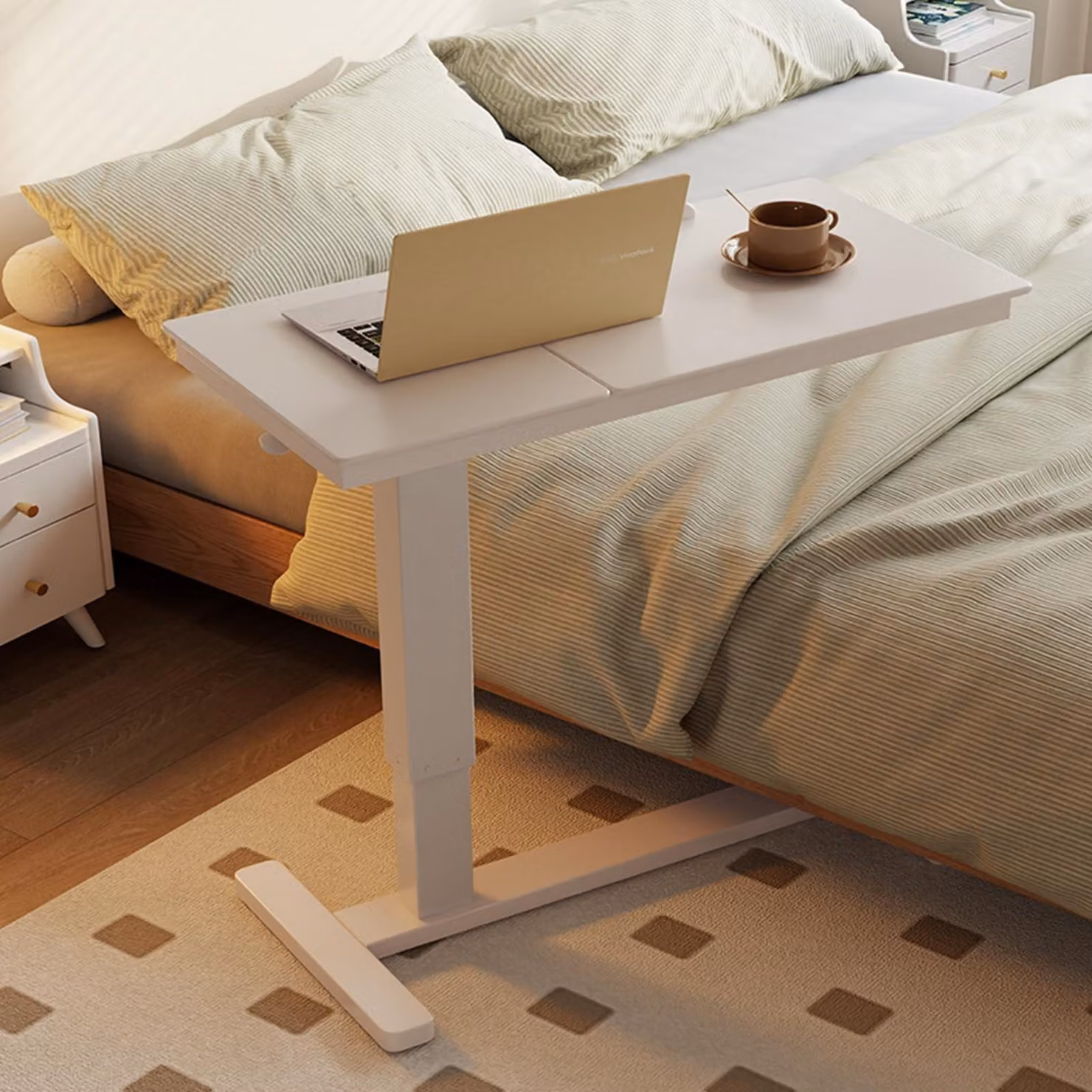Tavolino regolabile per letto, dotato di rotelle e piano in legno
