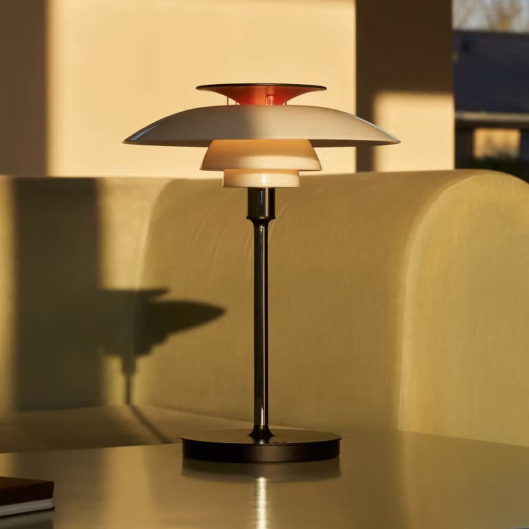 Louis Poulsen Lampada da tavolo a batteria LED PH 80, bianco/rosso/cromo IP44 dimmerabile, Alluminio / Grigio / Zincato, Soggiorno / Sala da pranzo, Alluminio, Scandinavo