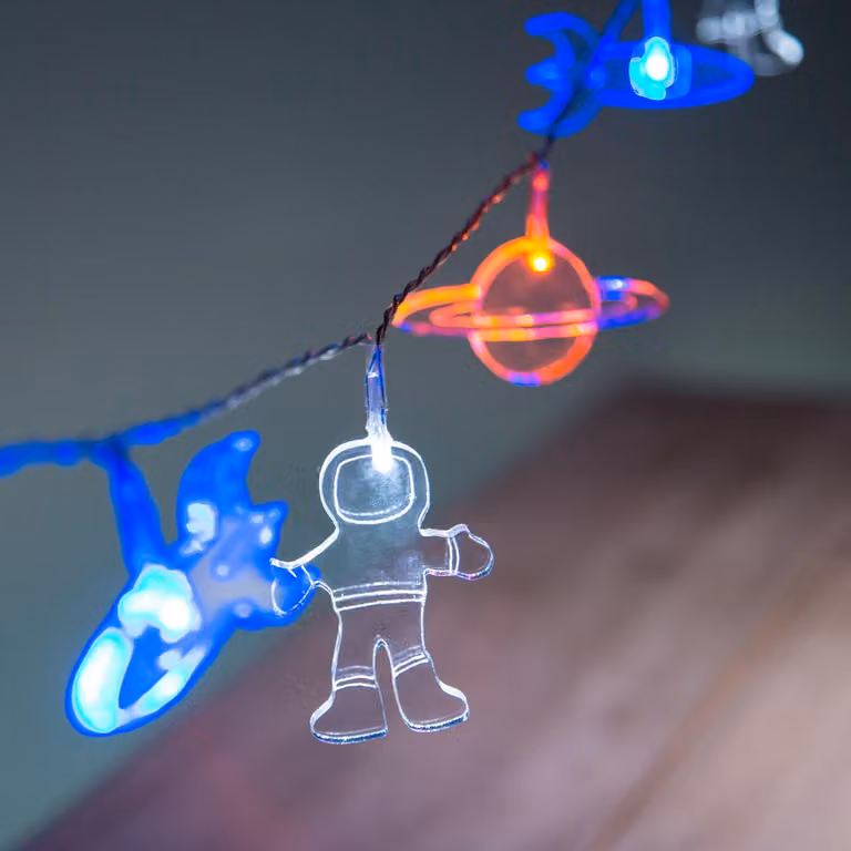 Catena luminosa a LED con 12 figure in acrilico, a tema spaziale, lunghezza 2,15 metri, alimentata a batteria