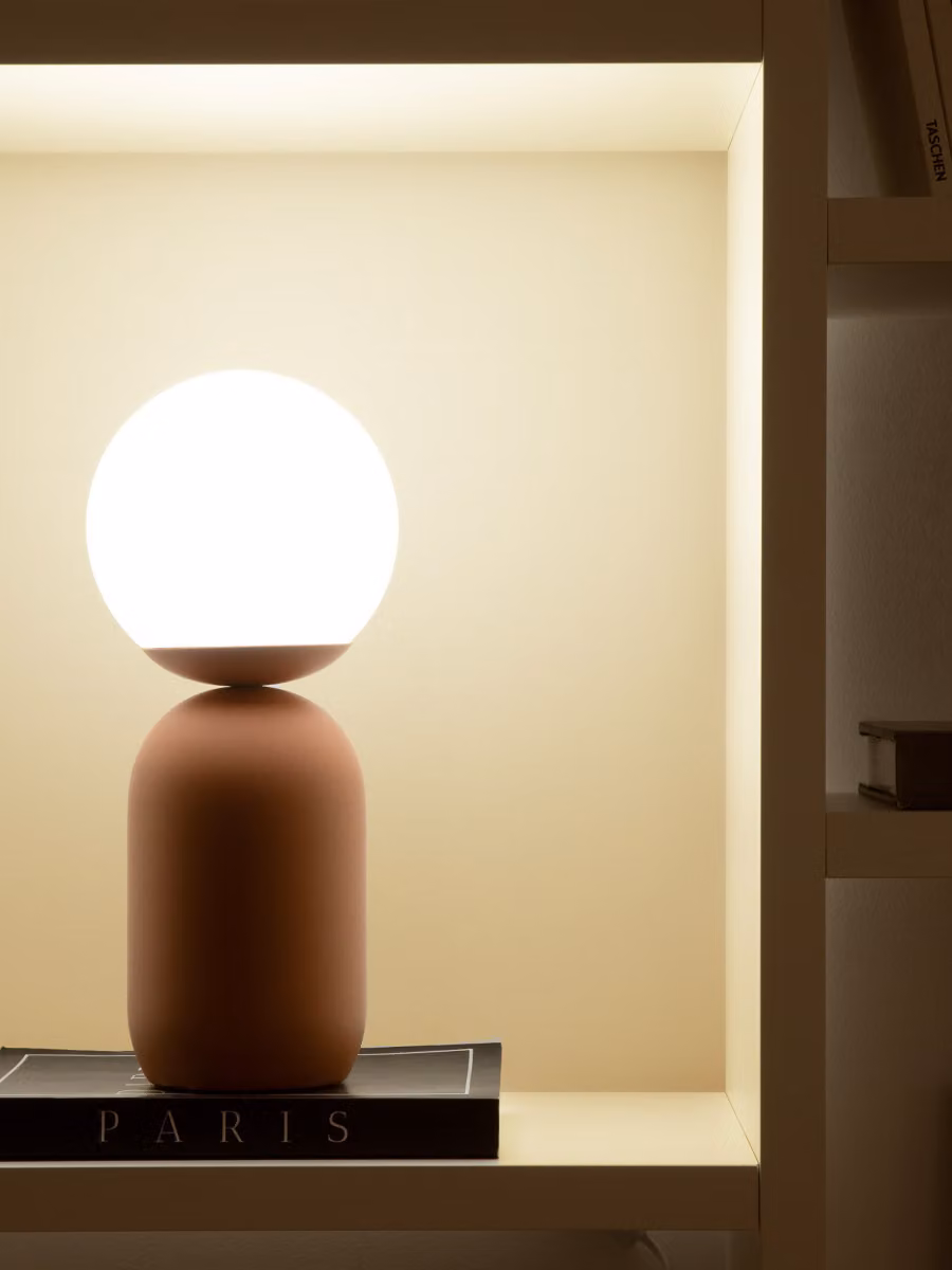 Lampada da tavolo Notti Kenay Home in ceramica e metallo marrone e bianco – 2