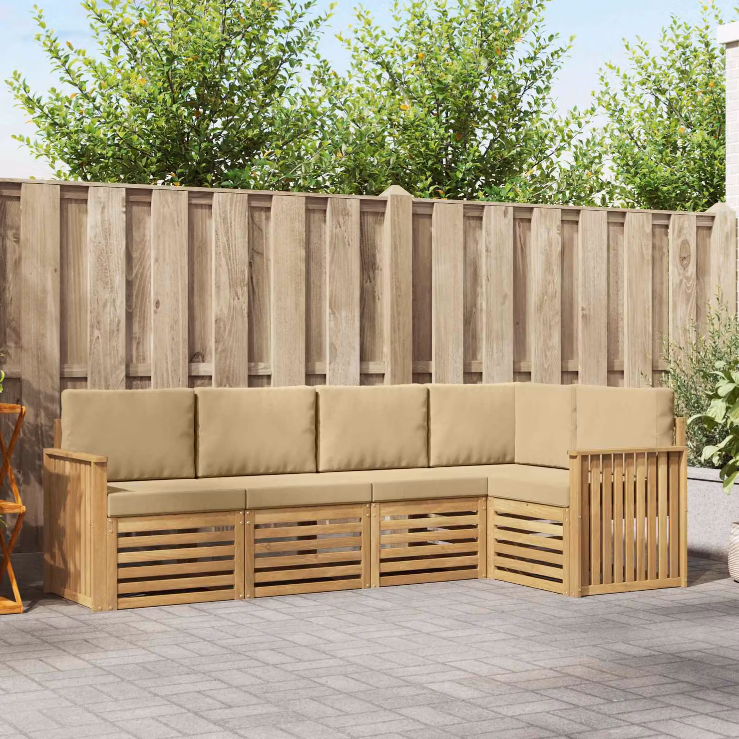 Set di divani da esterno vidaXL a forma di L composto da 5 pezzi, in legno di acacia e poliestere bianco e beige con cuscini inclusi