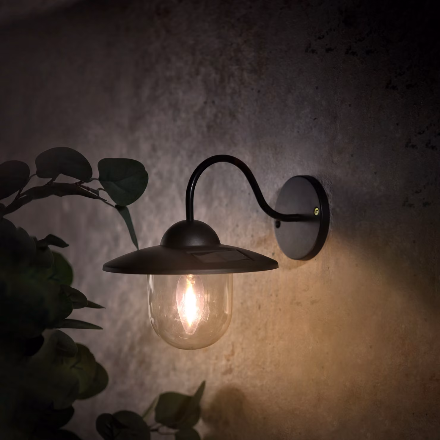 Lampada solare a LED con paralume per la parete della facciata all'aperto in nero | 180 x 235 x 200 mm (L. x L. x H.) | 10 lumen | bianco caldo (2700 K)