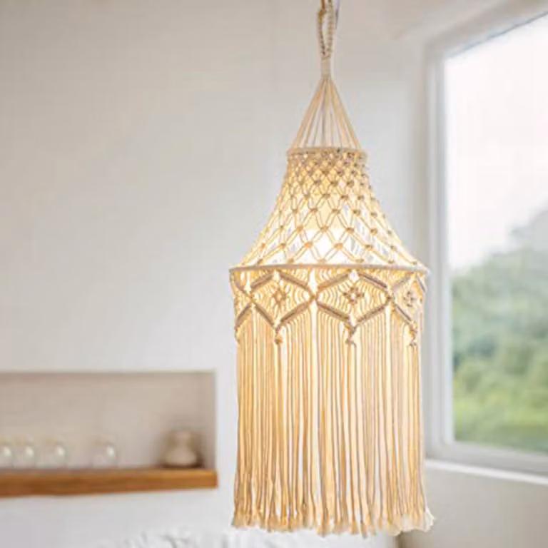 Lampada a paralume in macramè, ideale per arredamenti in stile bohémien