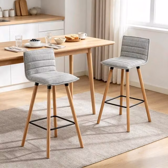 Set di 2 sgabelli da bar MIVRAY in tessuto grigio chiaro con schienale e gambe in legno, L/P/H: 48 x 48 x 99,5 cm