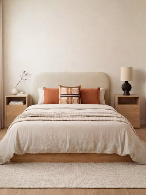 Set testiera imbottita Coline beige per letto 150/160 cm con 2 comodini naturali Hegas di Kenay Home