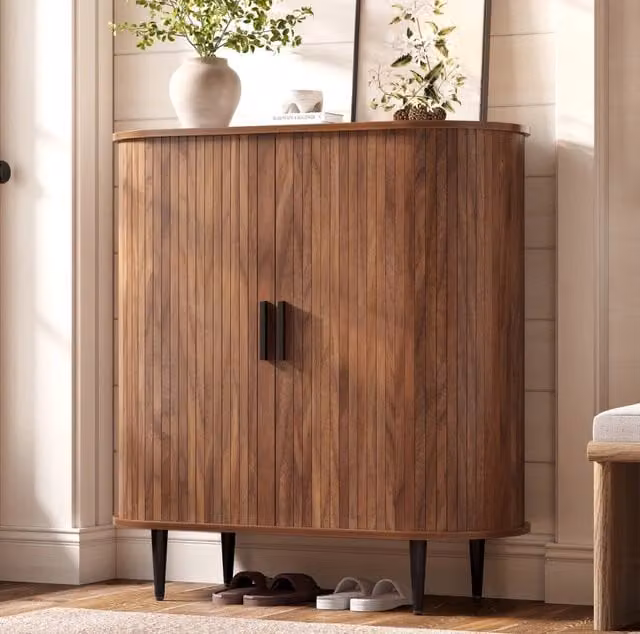Credenza contenitore 85x43x90 cm con ante a serranda; ripiani regolabili e 4 ganci; naturale