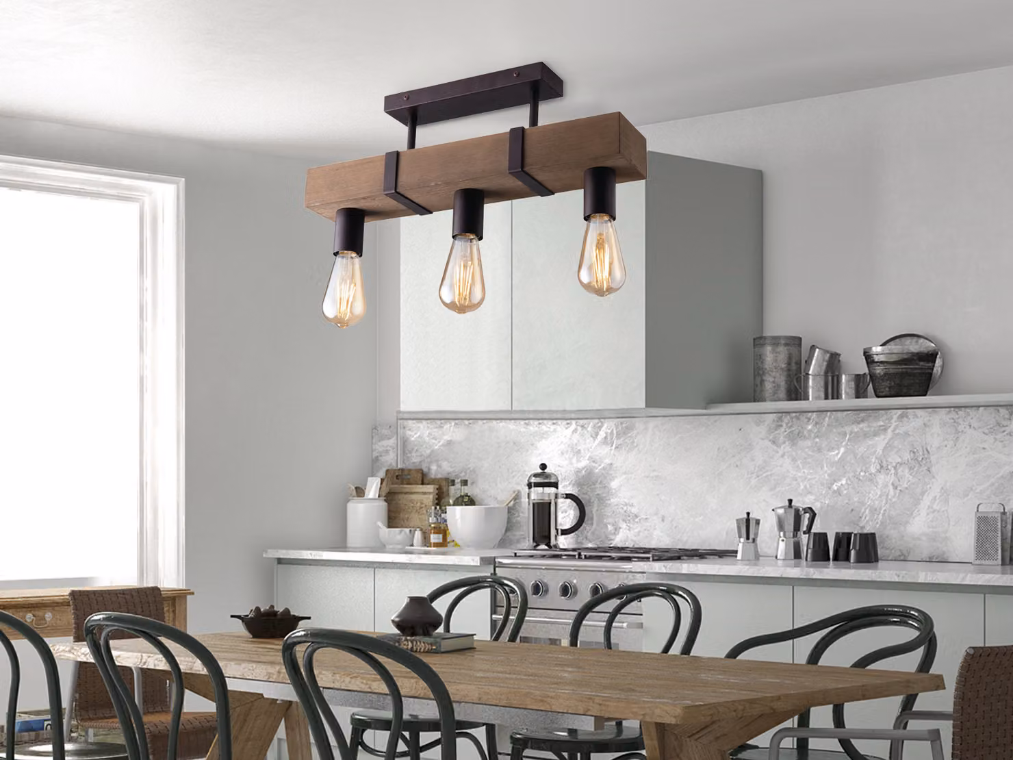 Insolita plafoniera di design industriale vintage a tre luci con travi in legno