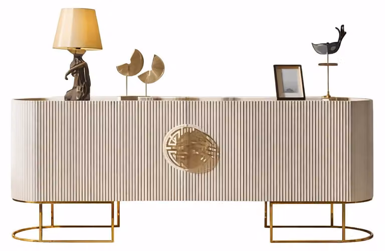 Elegante credenza color crema con dettagli dorati e un tocco di eleganza moderna