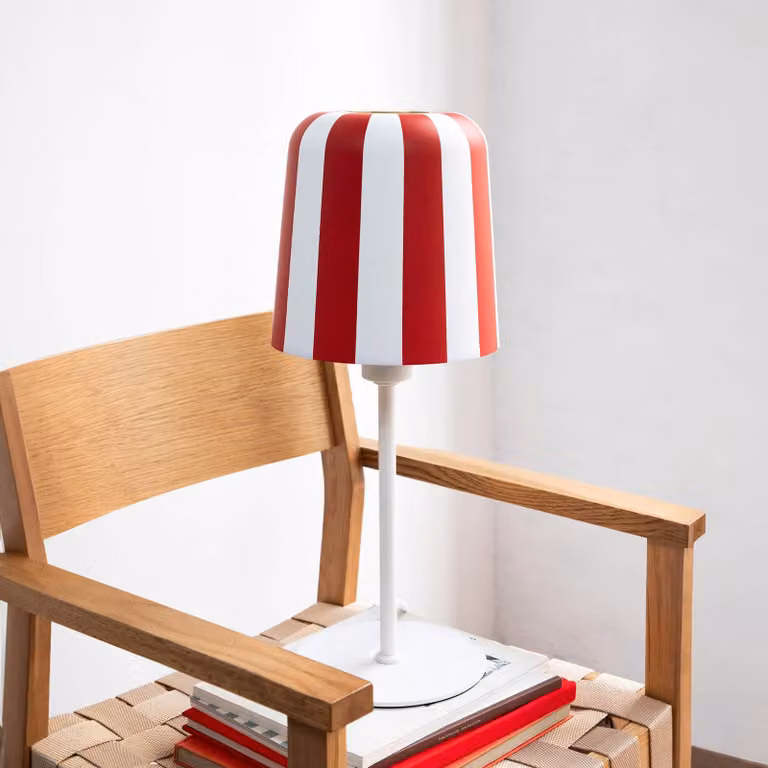 Dyberg Larsen Lampada da tavolo Gry, Rosso, Soggiorno / Sala da pranzo, Metallo, Design, Lampada da tavolo