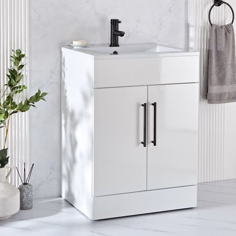 Mobile Bagno a Terra Bianco da 610mm con Lavabo e Maniglie Nere con Barra a T - Cluo