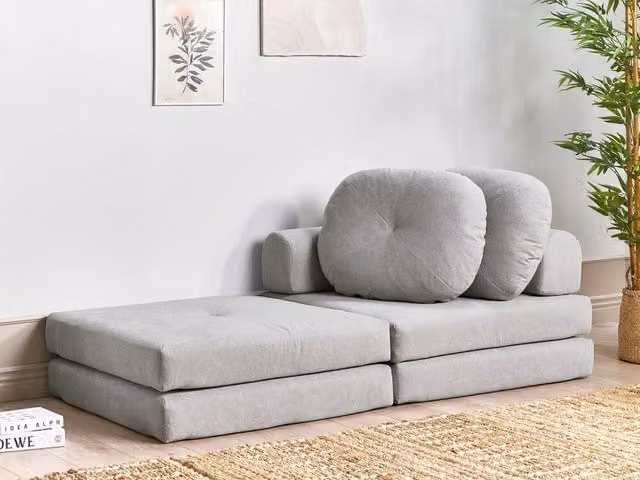 Divano letto pieghevole Beliani in tessuto grigio con braccioli per soggiorno in stile moderno