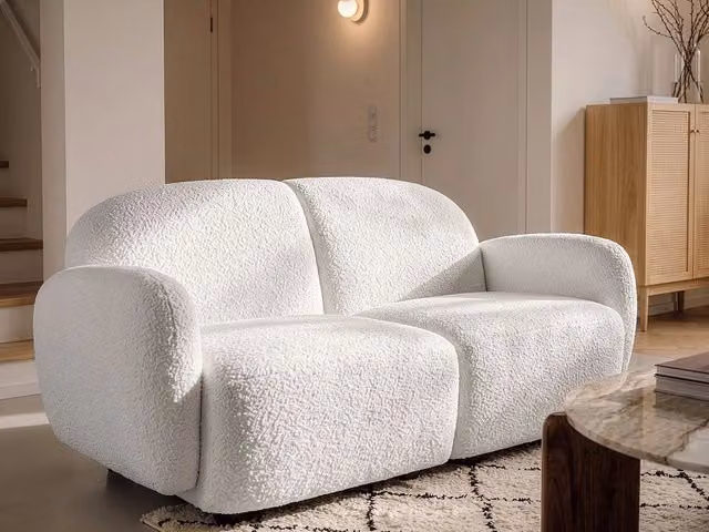 Divano a 2 posti BELIANI in stile retrò con rivestimento in bouclé bianco e gambe in plastica e legno per il tuo soggiorno L: 151 cm, P: 77 cm, H: 82 cm