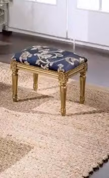 Panca imbottita in legno di faggio laccato con decorazioni floreali oro e blu Mobili 2G L: 76 cm, P: 36 cm, H: 40 cm