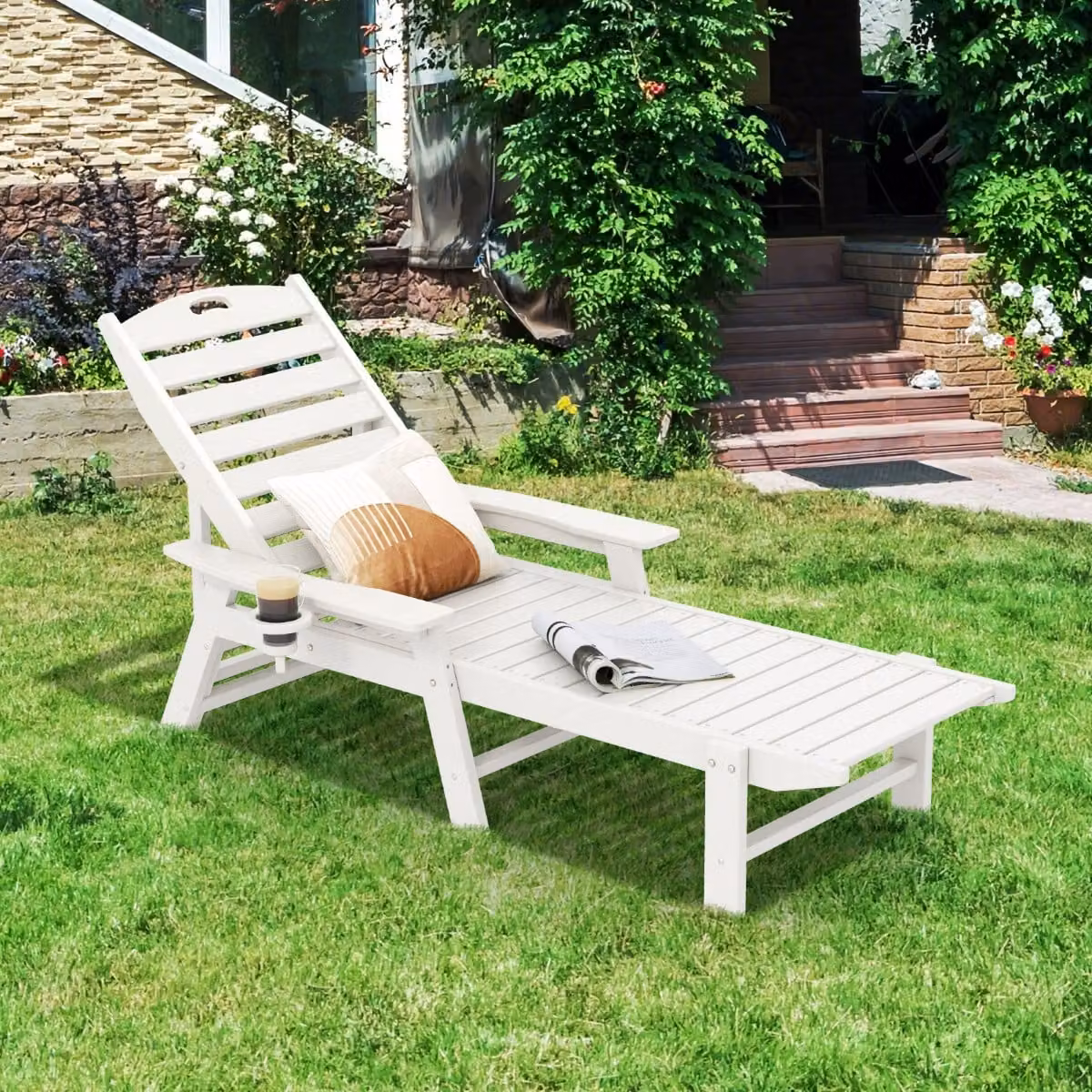 Sedia a sdraio da giardino Costway in HDPE bianco con schienale regolabile e portabicchieri
