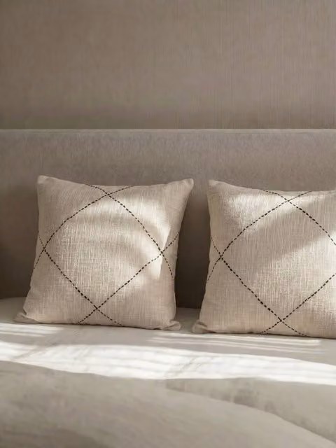 Set di 2 cuscini quadrati Duake Kenay Home in cotone, bianco e nero, 45 x 45 cm – 1