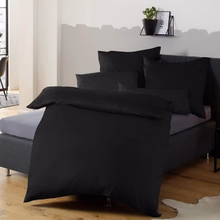 Set di lenzuola 155x220 cm, colore nero, in microfibra, senza bisogno di stiratura. Include 1 copripiumino e 1 federa 80x80 cm, entrambi con cerniera