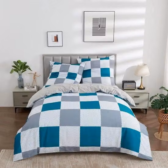 Set di biancheria da letto in microfibra traspirante con motivo a quadri, composto da un copripiumino con chiusura a zip e due federe, disponibile nei colori verde e blu. Dimensioni: Copripiumino 220 x 240 cm, Federe 80 x 80 cm.