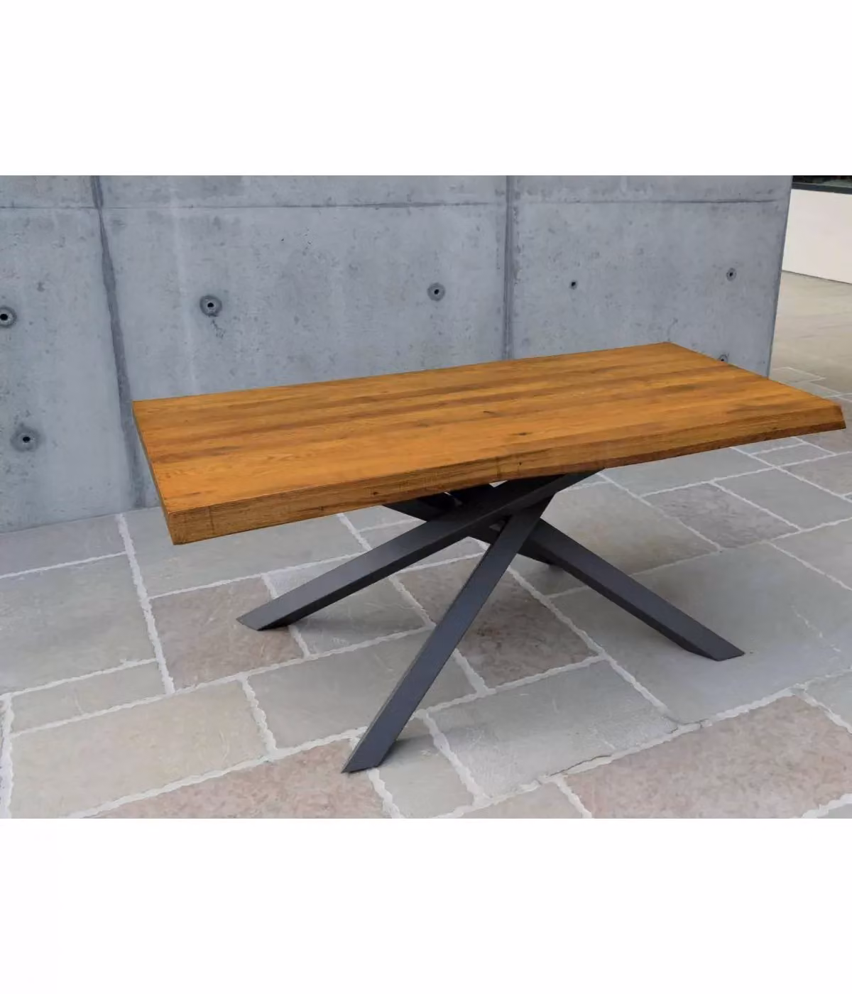 Tavolo fisso Big Table in rovere massello nodato marrone con bordo live edge e struttura a X di Mobili 2G L/P/H: 180 x 90 x 76 cm – 1