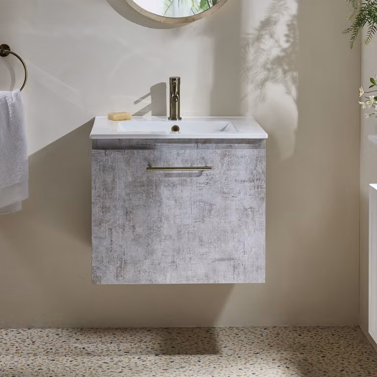 Mobile Bagno Grigio Cemento Sospeso da 600mm con Lavabo e Maniglia con Barra a T in Ottone Spazzolato - Cluo