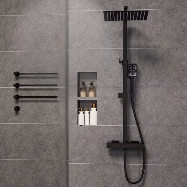Soffione doccia grande Aica Italy con miscelatore termostatico e doccetta a 3 getti, nero, 30x30 cm