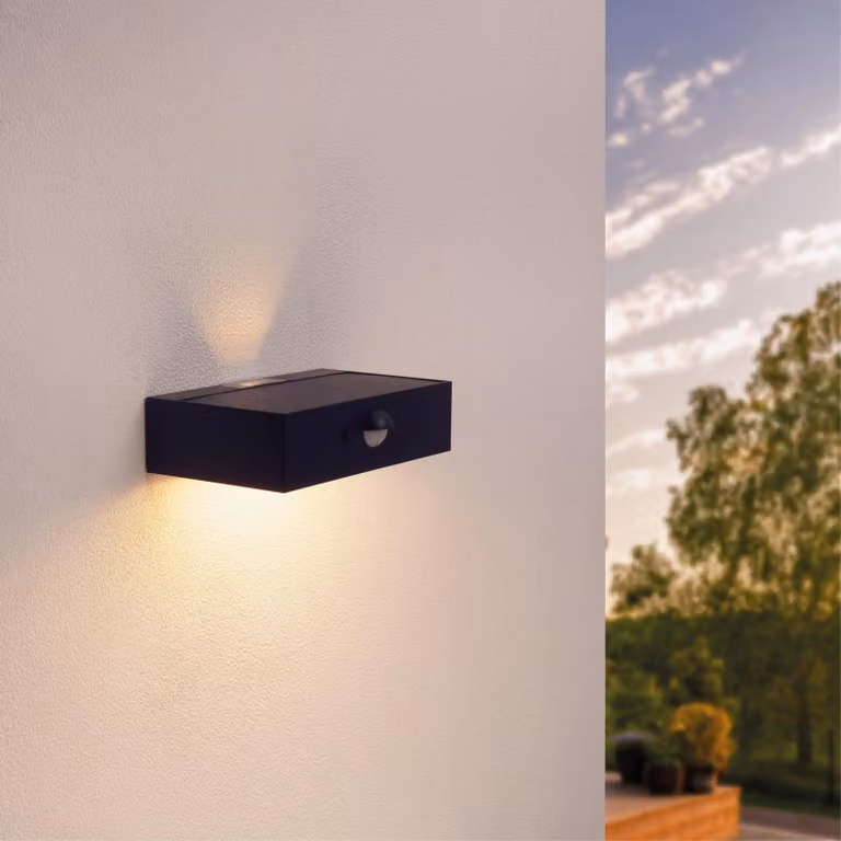 Lampada da parete solare a LED, 3W, 3000K, grado di protezione IP65, 220 lumen, con sensore di movimento