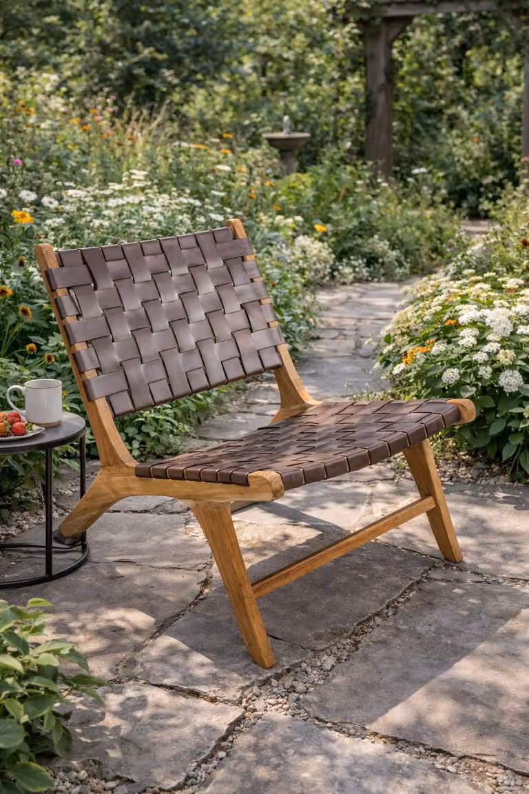 Moderner Gartenstuhl aus Holz für zeitgemäße Interieurs