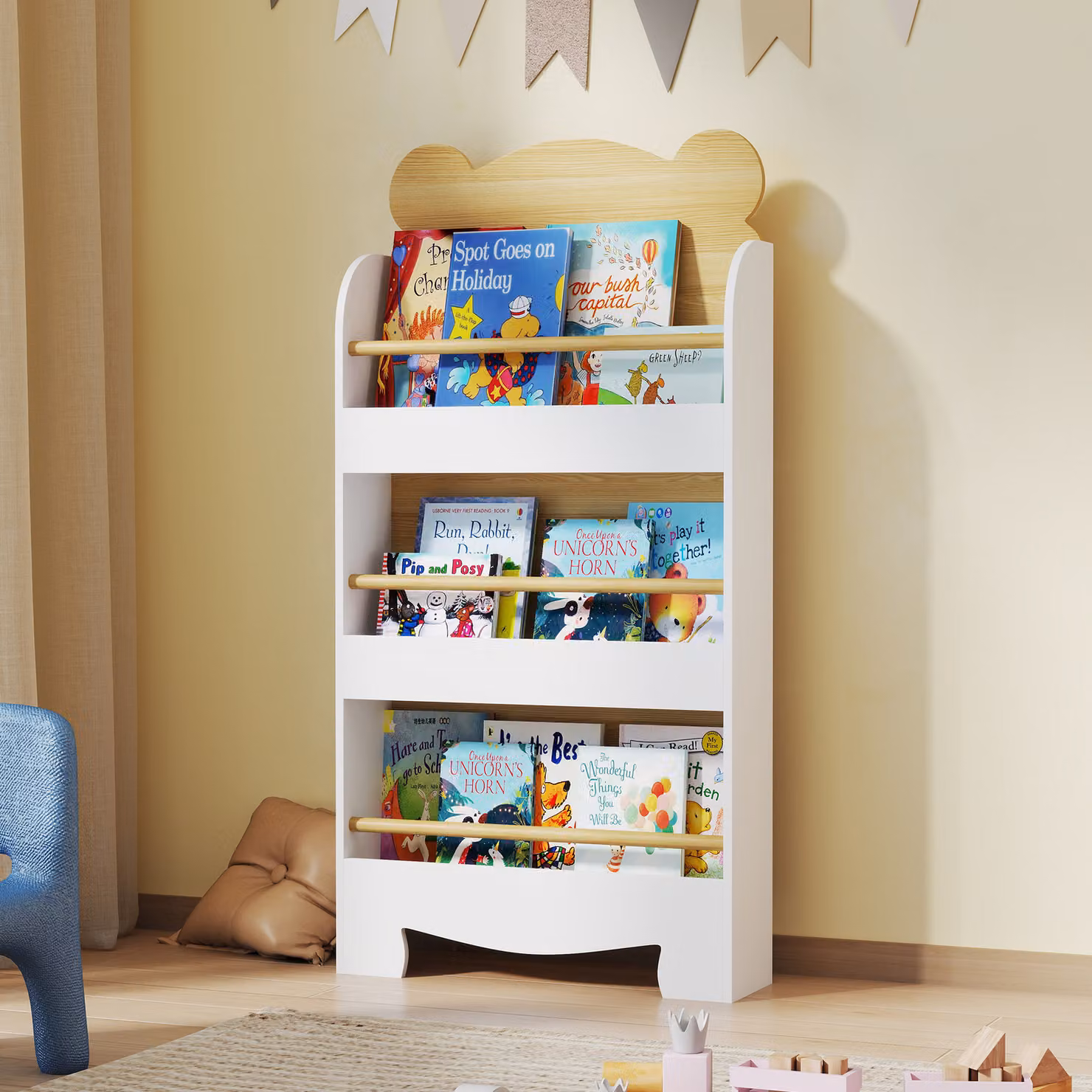 Libreria per bambini AIYAPLAY con 3 ripiani a forma di orsetto e barriere frontali, colore legno, L: 55 cm, P: 15 cm, H: 110 cm – 2