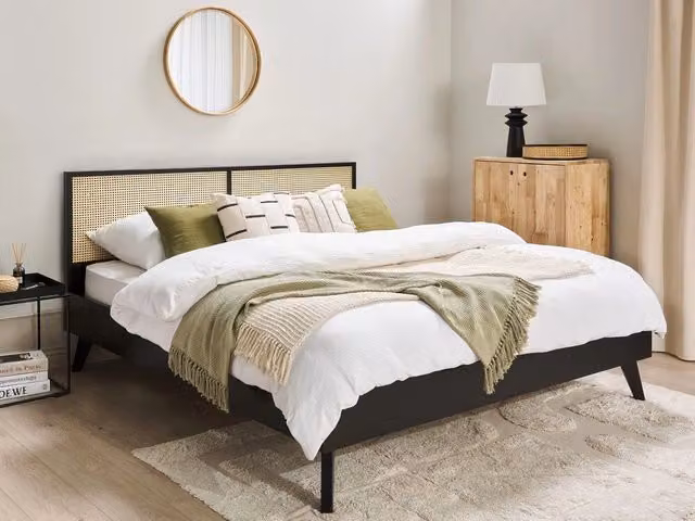Letto matrimoniale Beliani in legno di pioppo e vimini nero, stile boho minimalista, L/P/H: 180 x 200 x 99 cm – 1