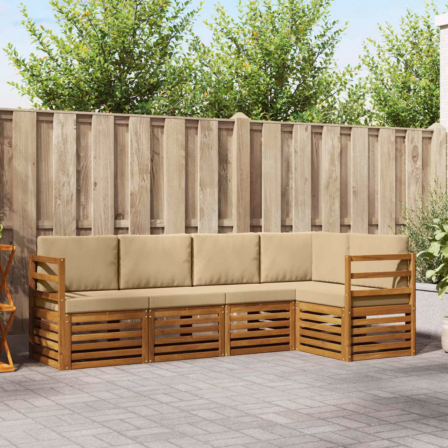 Set di divani da esterno vidaXL a forma di L in legno di acacia con cuscini beige e bianco