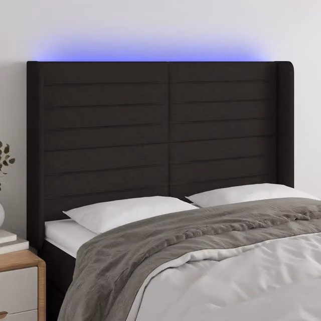 Testiera con LED Design Mania in tessuto nero con porta USB, L: 147 cm, P: 16 cm, H: 118/128 cm