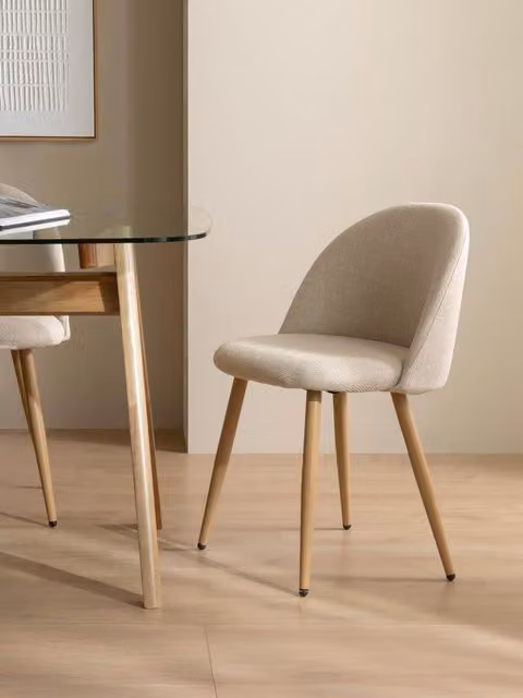 Sedia imbottita Brila beige Kenay Home con struttura in legno per sala da pranzo
