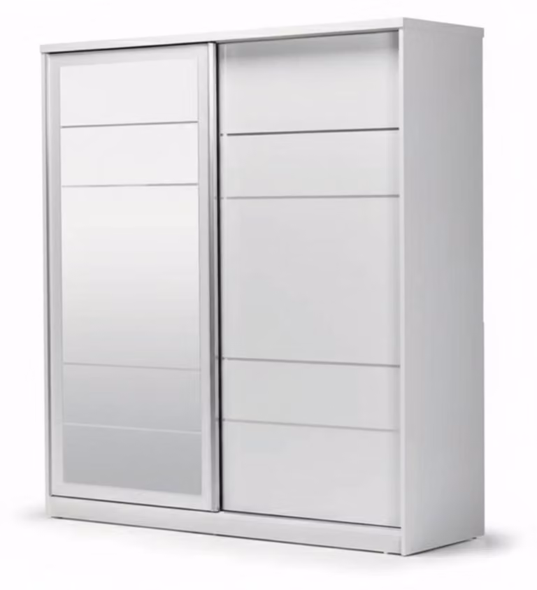 Armadio spazioso dal design moderno, con ampio spazio di stoccaggio