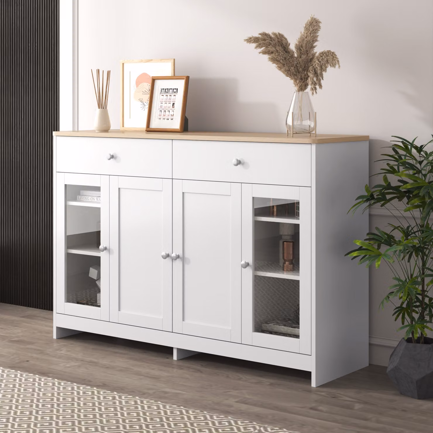 Credenza Sweiko con venature del legno bianco, quattro ante, con due cassetti, anta con vetro, colore legno e bianco