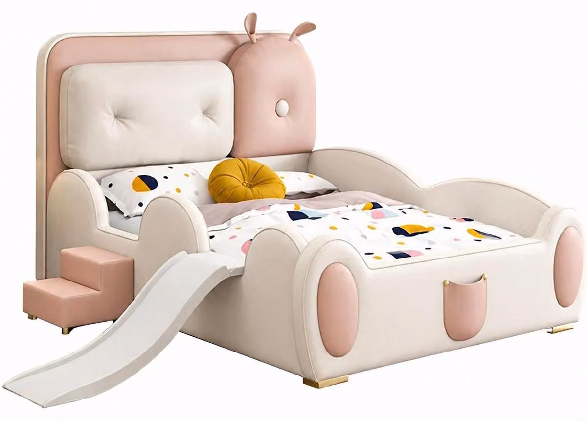 Letto per bambini beige-rosa con sponde laterali, dotato di scivolo e scaletta