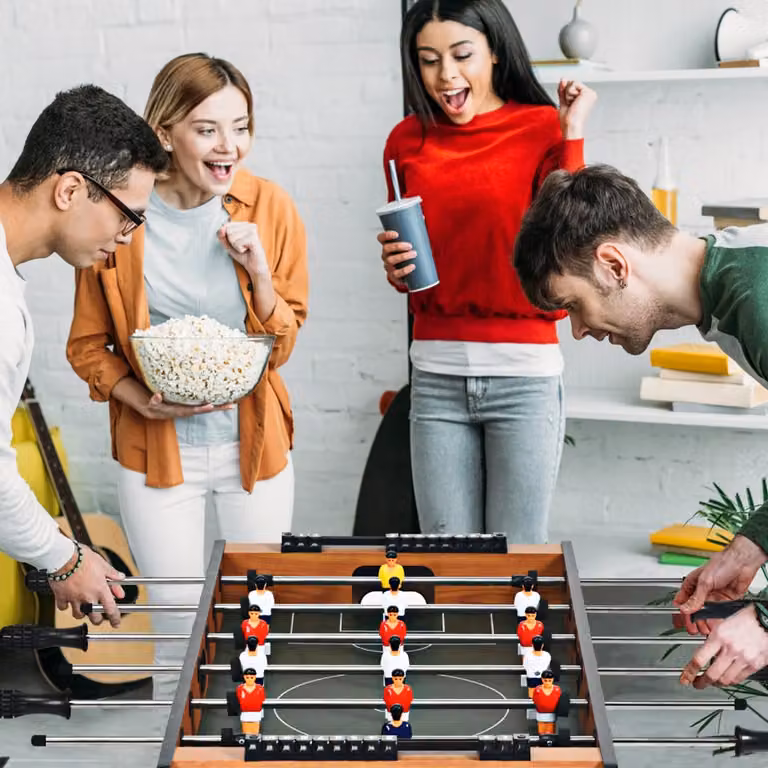 Tavolo da gioco versatile Costway con calcio balilla, hockey, biliardo e tennis, colore marrone