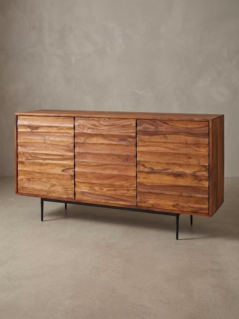 Incantevole credenza in sheesham, larga 150 cm, a 3 ante, ideale per soggiorni moderni. 150x41x81 cm | Kadima Design