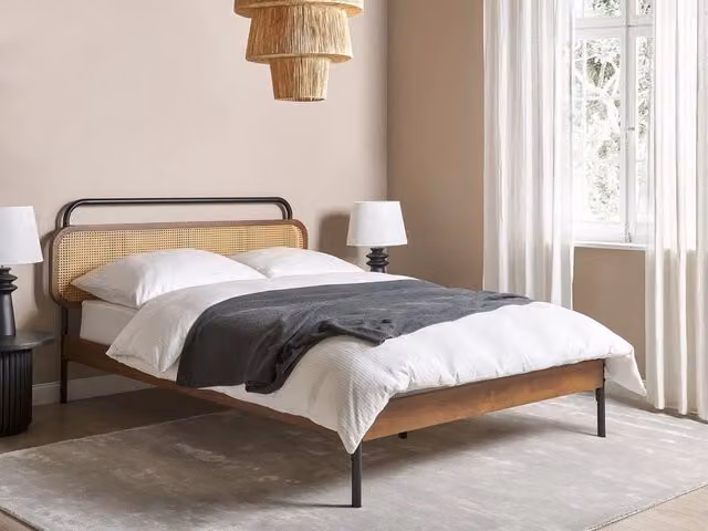 Letto matrimoniale moderno BELIANI con testata in rattan e base a doghe in legno di gomma marrone L/P/H: 140 x 200 cm – 1