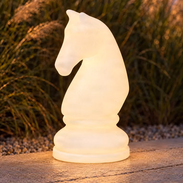Lampada LED da terra Lucande Gambi, figura degli scacchi “Cavallo”, CCT IP44 Gambi Lucande, dimmerabile, Bianco / Opale, Plastica, Design