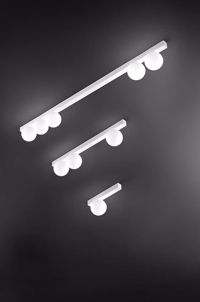 Plafoniera Moderna Perenz a 3 Luci in Metallo Bianco con Diffusori Sferici in Vetro Bianco, Diametro: 60 cm