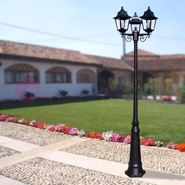 Lampione da esterno Aryel Iris Luce Linea Garden con 3 luci LED, design classico a lanterna quadrata in metallo nero e vetro trasparente, Altezza: 248 cm