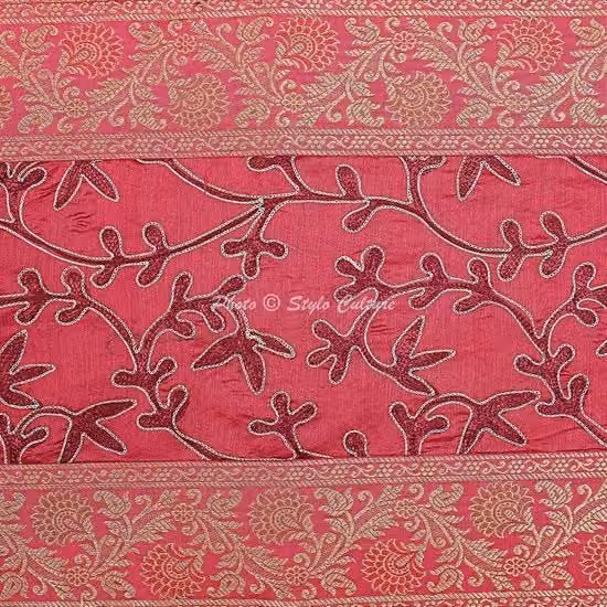 Runner da tavolo in stile indiano in jacquard con decorazione floreale etnica, colori magenta, blu e oro, L: 182,88 cm, L: 35,56 cm
