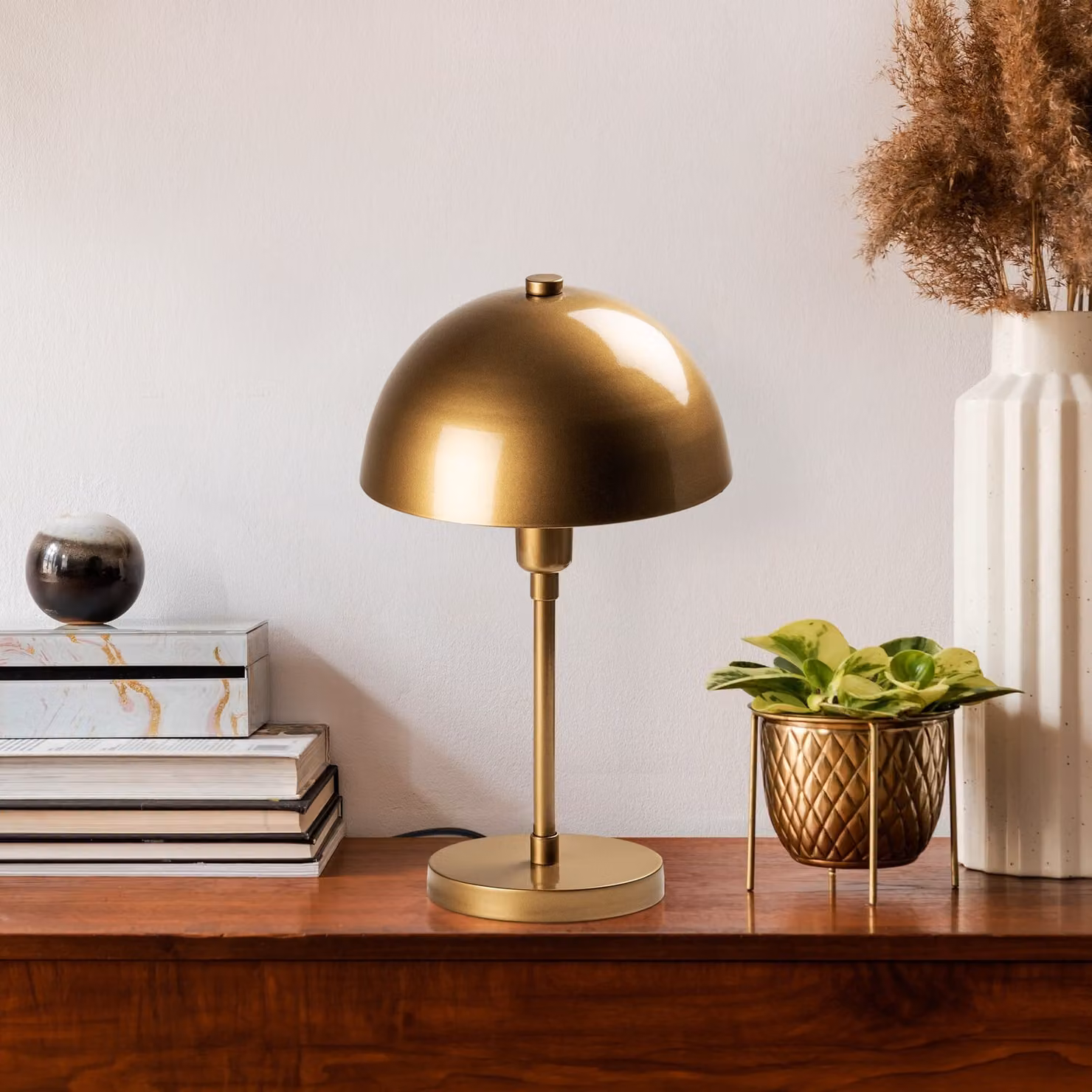Opviq, elegante lampada da tavolo in metallo, color oro, 20 x 20 x 35 cm | Attacco E14, max. 40 W, cavo da 200 cm con interruttore | Ideale per interni moderni e hotel, IP20.